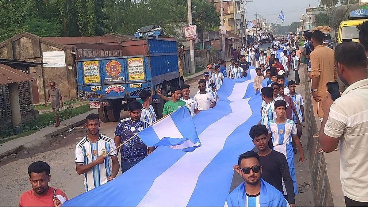 হিলিতে আর্জেন্টিনা সমর্থকদের ১৪০ ফিট পতাকা নিয়ে আনন্দ র‍্যালি