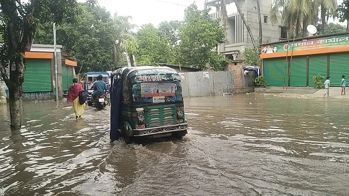 কুমিল্লার মেঘনায় ভারী বৃষ্টিতে সড়ক-ঘরবাড়ি প্লাবিত