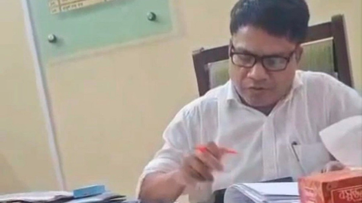 ক্যালকুলেটরে হিসাব কষে ঘুষ নেন প্রকল্প বাস্তবায়ন কর্মকর্তা