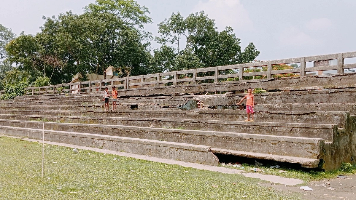গৌরীপুর স্টেডিয়ামের একমাত্র গ্যালারি ঝুঁকিপূর্ণ, দুর্ঘটনার আশঙ্কা
