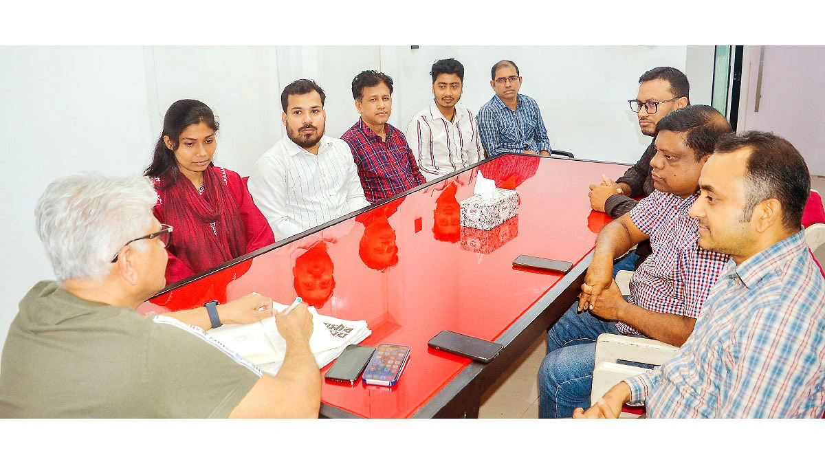 চট্টগ্রামের সংবাদ নিয়ে আমরা ১১ জন