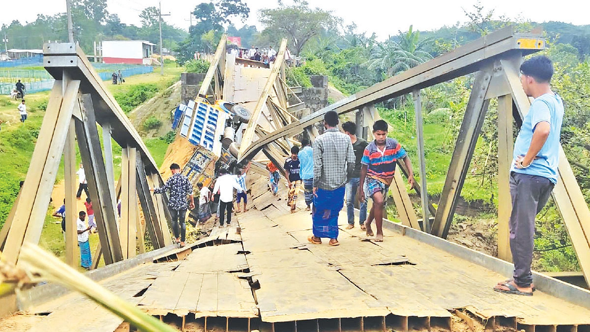 বালুবাহী ট্রাক নিয়ে নদীতে সেতু