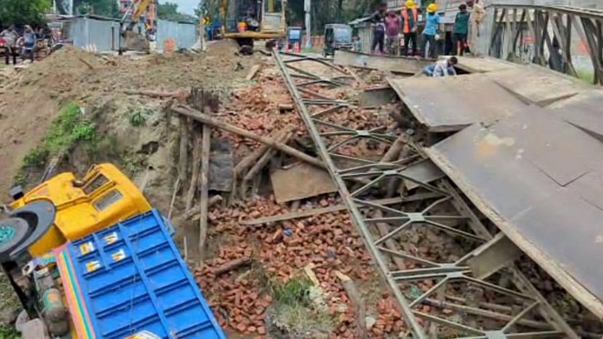 ব্রিজ ভেঙে খালে পড়া ট্রাক উদ্ধার হয়নি একদিনেও