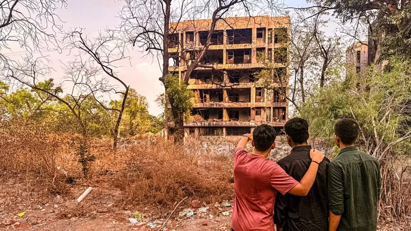 (বাম থেকে ডানে) দুর্ঘটনা স্থলে আদিত্য দয়াল তার বন্ধু অর্জুন ও আরমান খান পাঠান