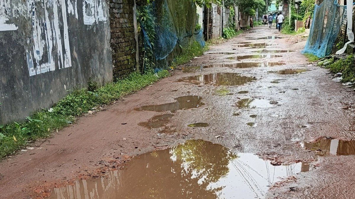 প্রথম শ্রেণির পৌরসভায় রাস্তাজুড়ে দুর্ভোগ