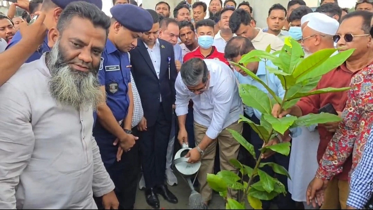 মহাসড়কের পাশে বর্জ্য বন্ধে হচ্ছে পরিকল্পনা: মীর শাহে আলম