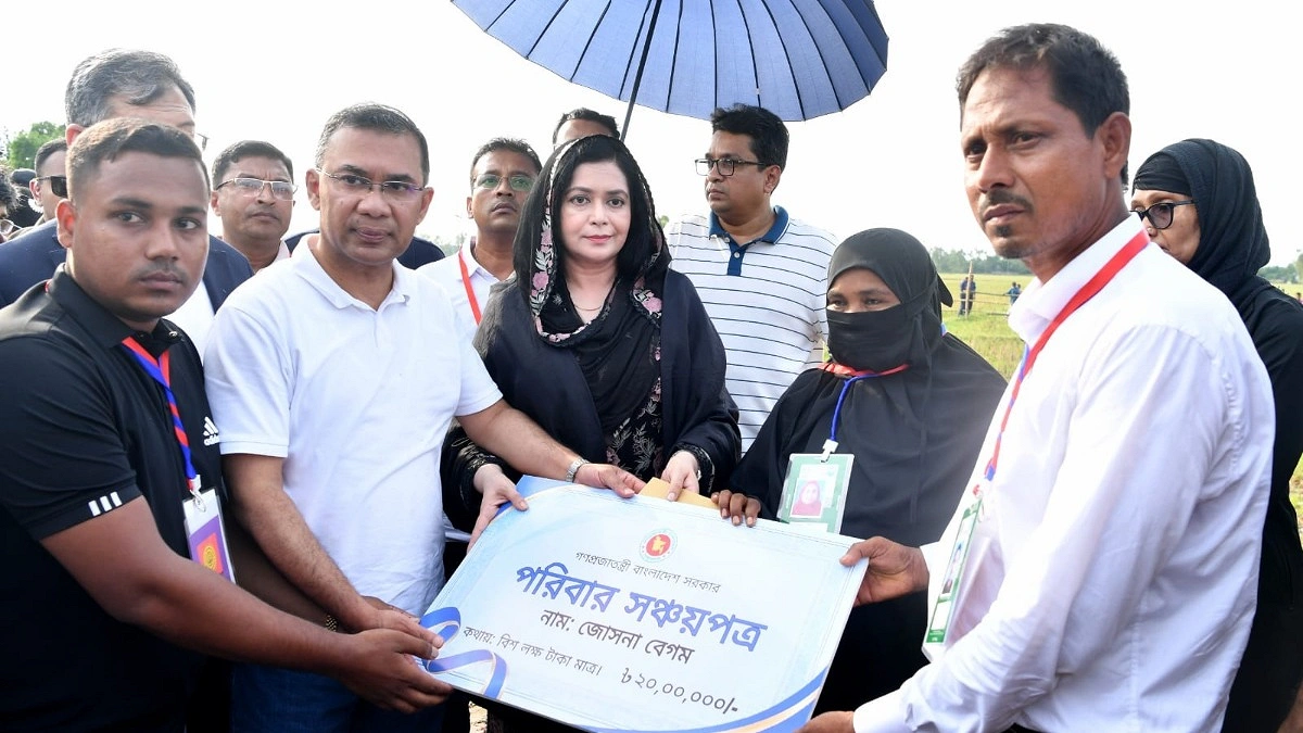 শহীদ ওয়াসিমের কবর জিয়ারত করলেন প্রধানমন্ত্রী