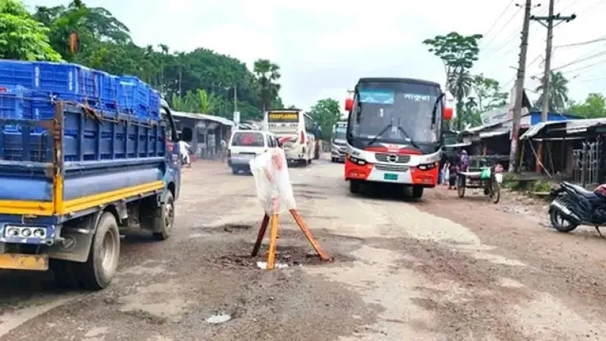 খানাখন্দে ভরা ঢাকা-বরিশাল মহাসড়ক, দুর্ঘটনার শঙ্কা