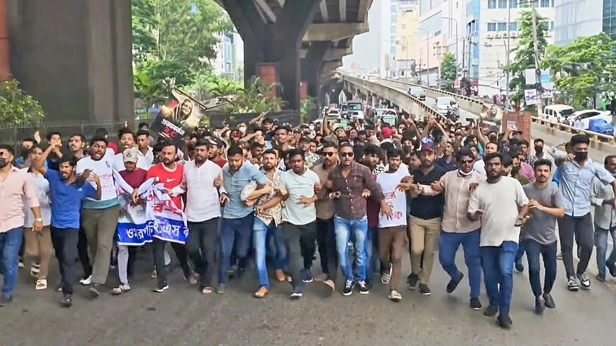 নিষিদ্ধ ছাত্রলীগের মিছিলে কপালে ভাঁজ পুলিশের