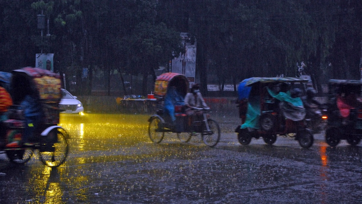 তীব্র গরমের পর ঢাকায় স্বস্তির বৃষ্টি
