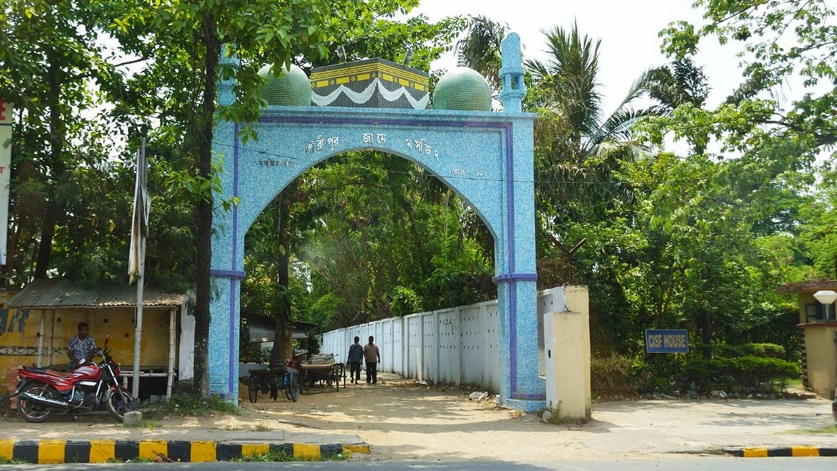 এবার কলকাতায় ১৩৬ বছরের প্রাচীন মসজিদ ঘিরে বিতর্ক