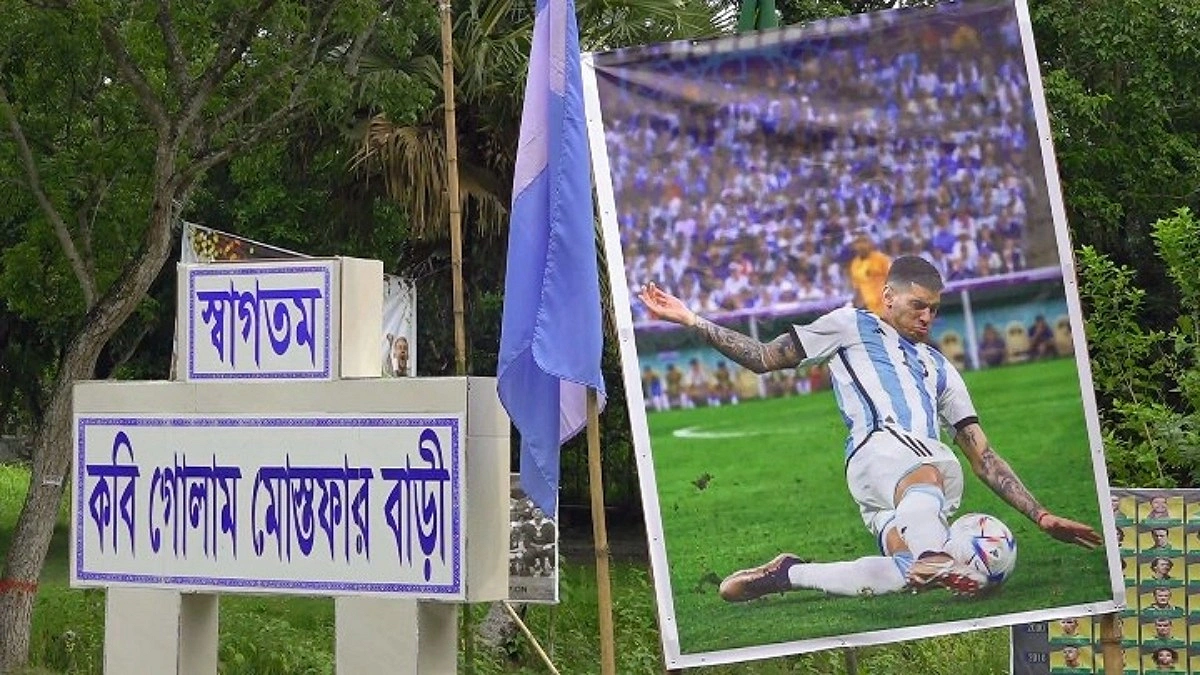 ফুটবলের উৎসবে মেতেছে মনোহরপুর গ্রাম