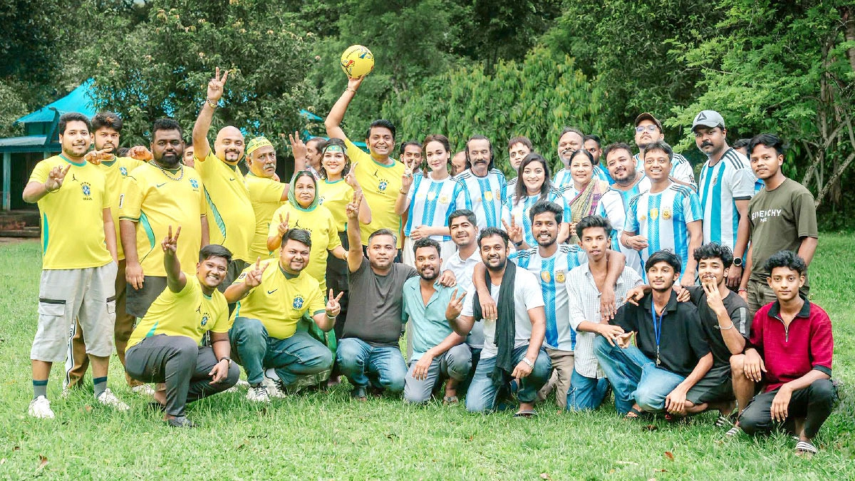 ফুটবল উন্মাদনায় ‘কাপ নিয়ে কাঁপাকাঁপি’