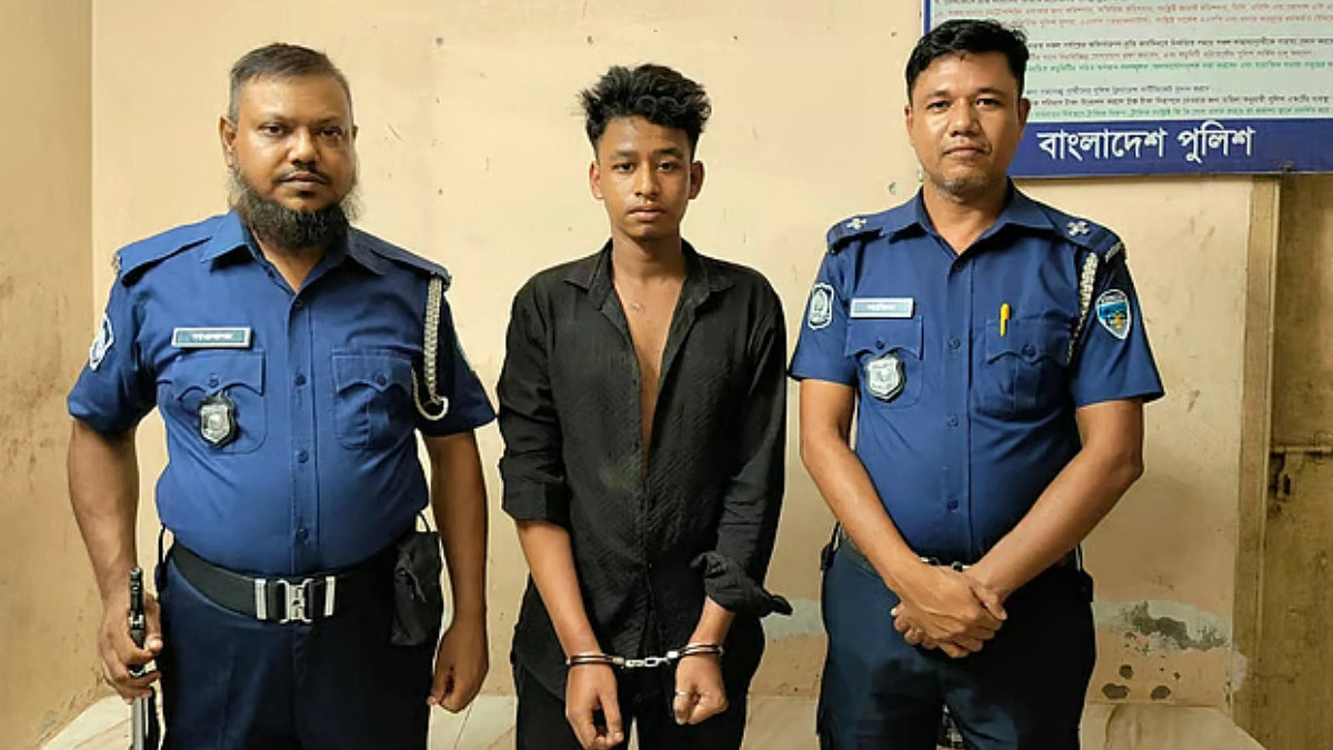সড়কের পাশের ঝোপে পড়েছিল নিখোঁজ অটোরিকশাচালকের মরদেহ