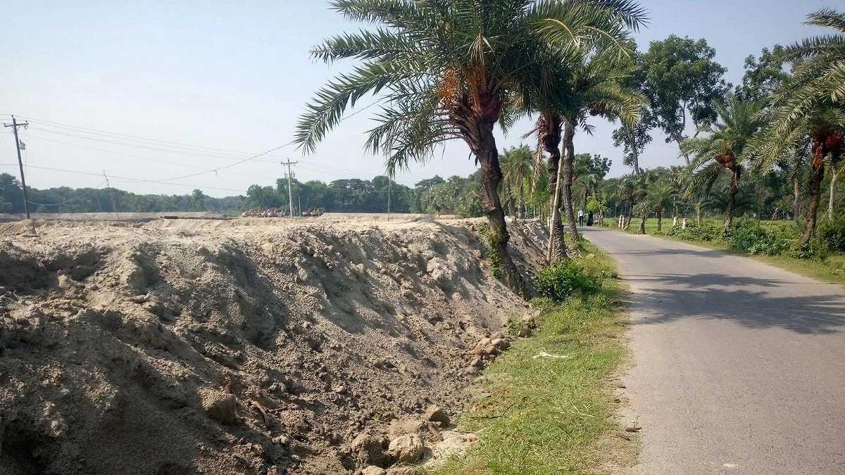 কেশবপুরে সড়ক ভেড়ি করে মাছের ঘের, বাড়ছে জলাবদ্ধতা