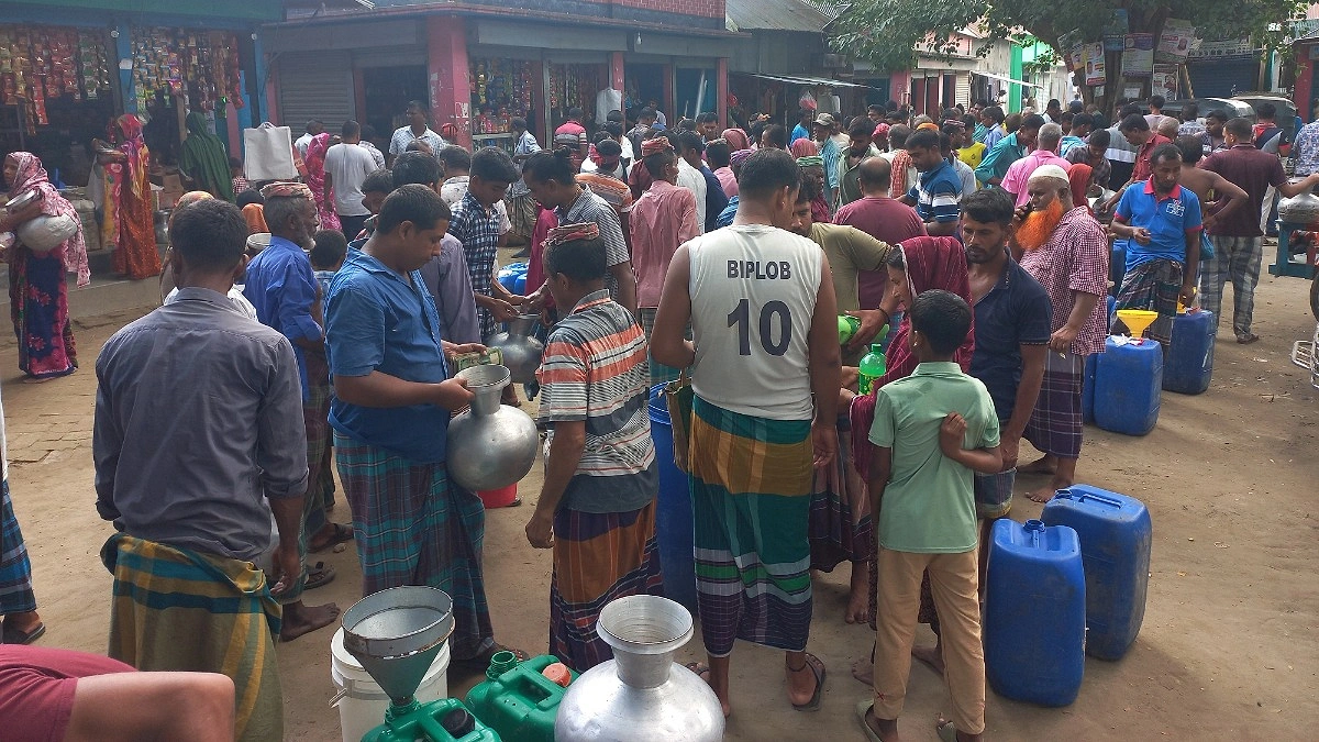 ধলেশ্বরী পেরিয়ে গোপালপুরে হাঁকডাক, আধা ঘণ্টায় বিক্রি হয় ২০০ মণ দুধ