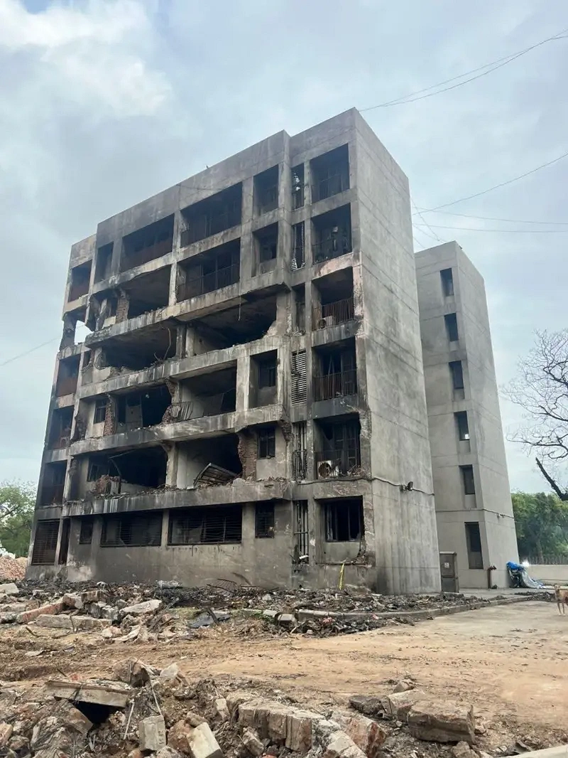 এলাকার প্রধান সড়ক থেকে দেখা যায় এই দুর্ঘটনা স্থলটি