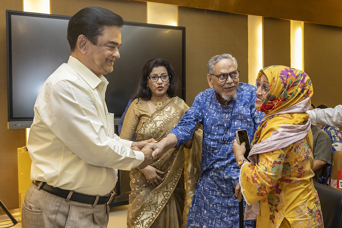 অতিথিরা কুশলাদি করছেন একে অপরের সঙ্গে।