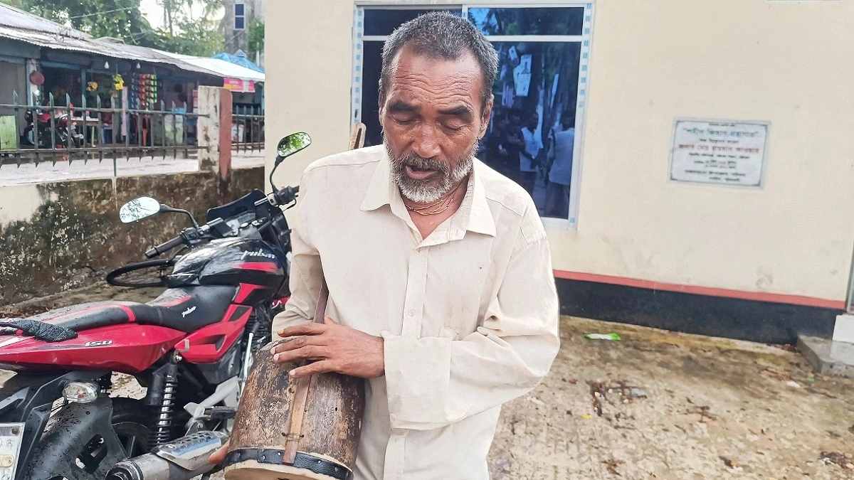 চোখে আলো নেই, তবু ৭০ বছরেও সুরের পথে পরেশ বাউল