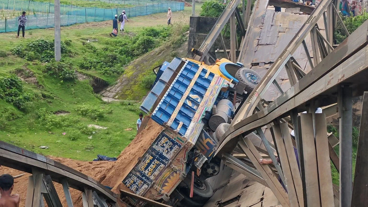 বালুবাহী ট্রাক নিয়ে ভেঙে পড়ল ধোবাউড়ার বেইলি সেতু