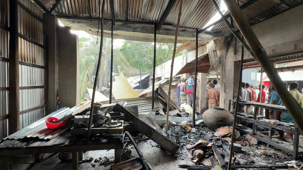 ৫ দোকানে আগুন, নেভাতে গিয়ে সিলিন্ডার বিস্ফোরণে নিহত ১