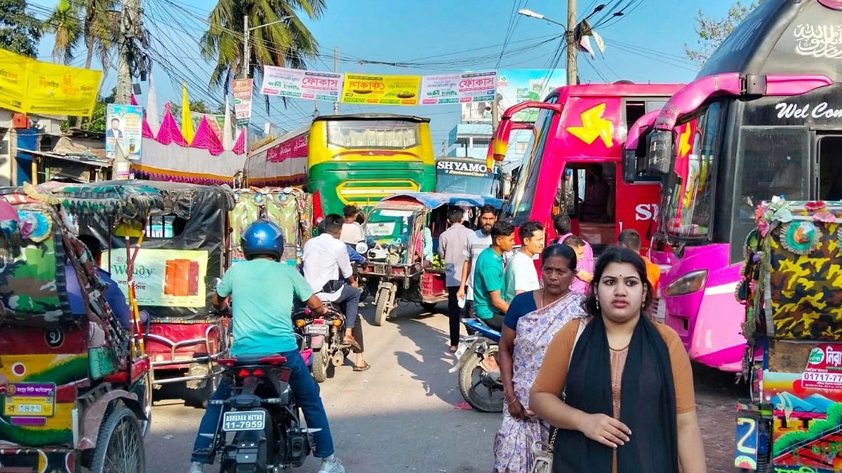 রংপুর থেকে ঢাকাগামী বাসের যাত্রীরা বিড়ম্বনায়