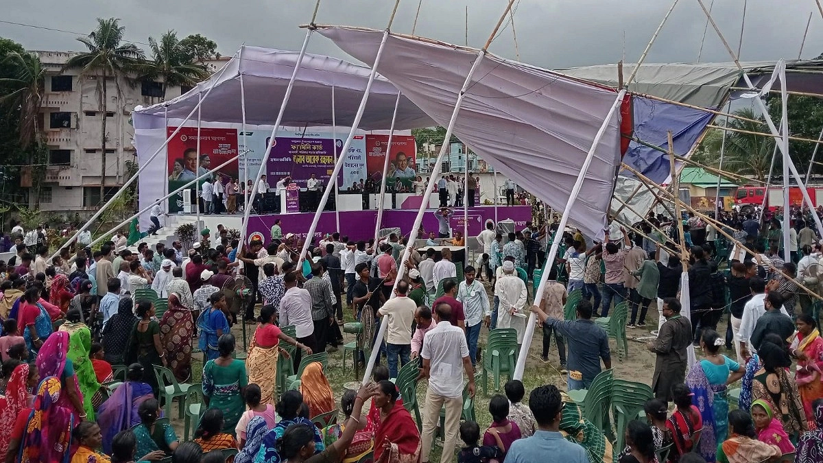 প্রধানমন্ত্রীর অনুষ্ঠান শুরুর আগেই ভেঙে পড়ল প্যান্ডেল
