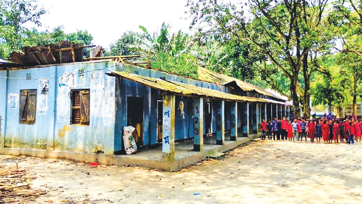 ‘ছাদখোলা’ বিদ্যালয় ভয়ে শিক্ষার্থীরা