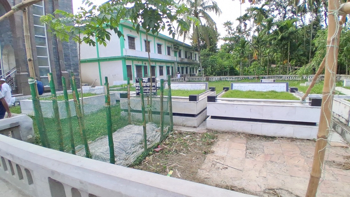 তোফায়েল আহমেদদের পারিবারিক কবরস্থান