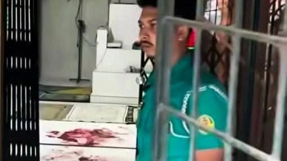 খুলনায় মসজিদে দুর্বৃত্তদের গুলি, দুই মুসল্লি আহত