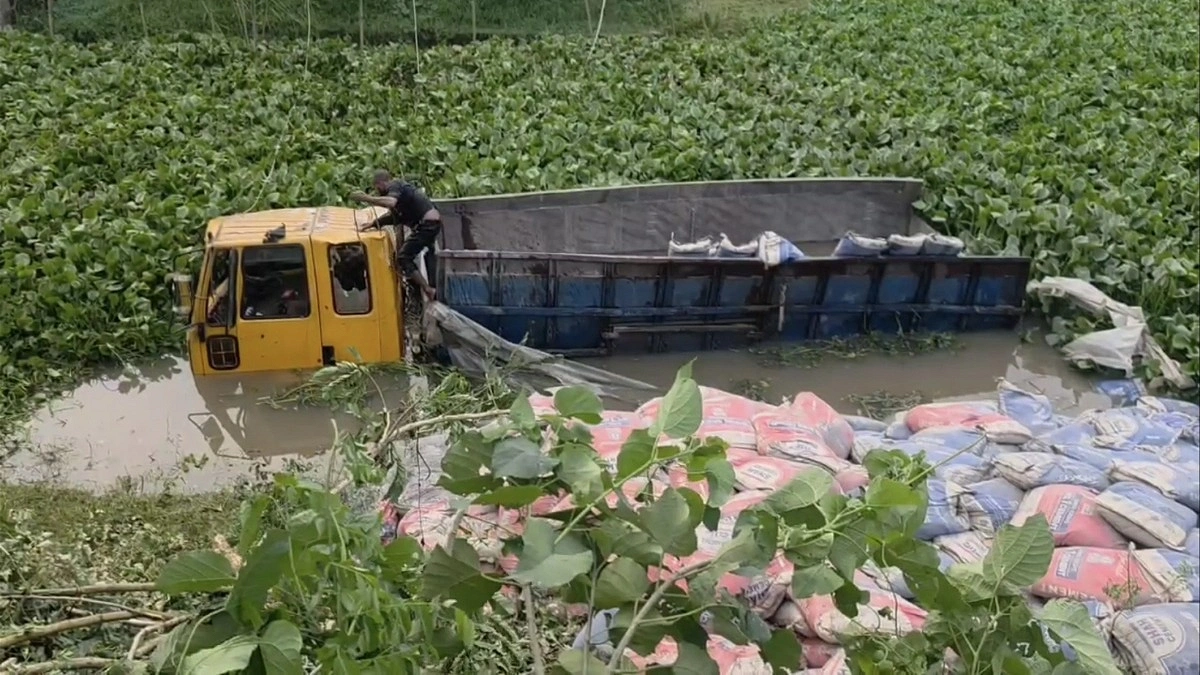 ব্রাহ্মণবাড়িয়ায় সিমেন্টবোঝাই ট্রাক খাদে, শ্রমিক নিহত