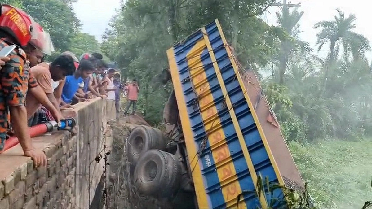 পাথরবোঝাই ট্রাক খাদে পড়ে আগুন, চালক-হেলপার নিহত