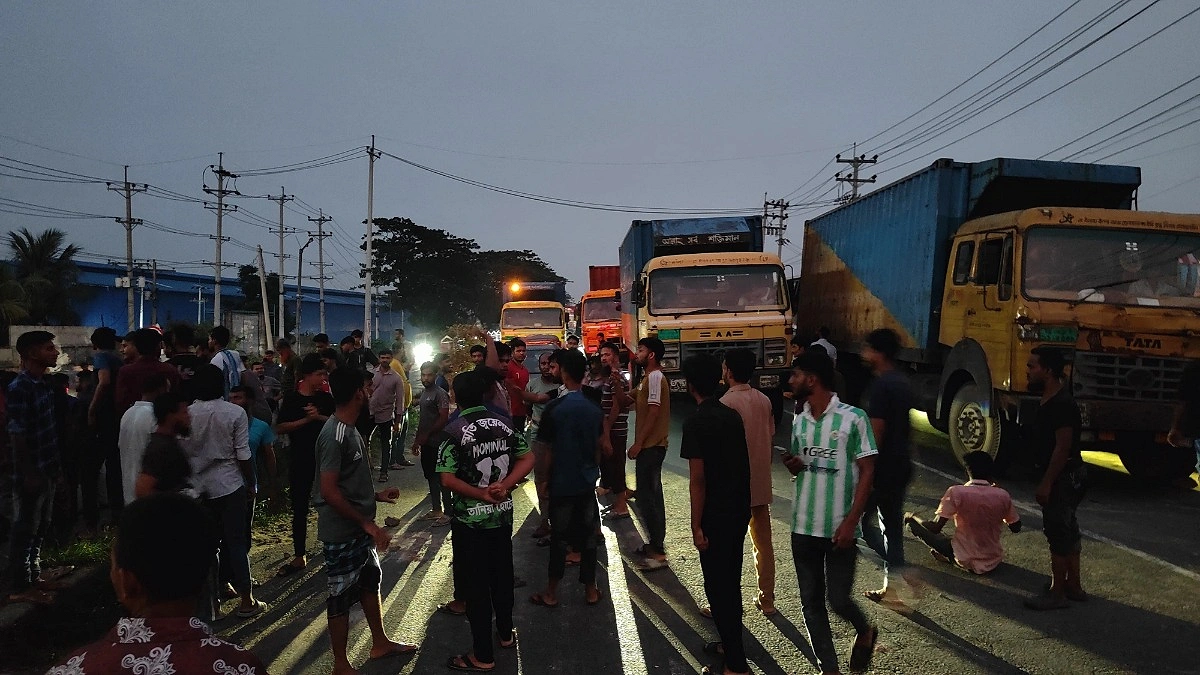 বেতনের দাবিতে ঢাকা-চট্টগ্রাম মহাসড়ক অবরোধ, আড়াই ঘণ্টা পর যান চলাচল স্বাভাবিক