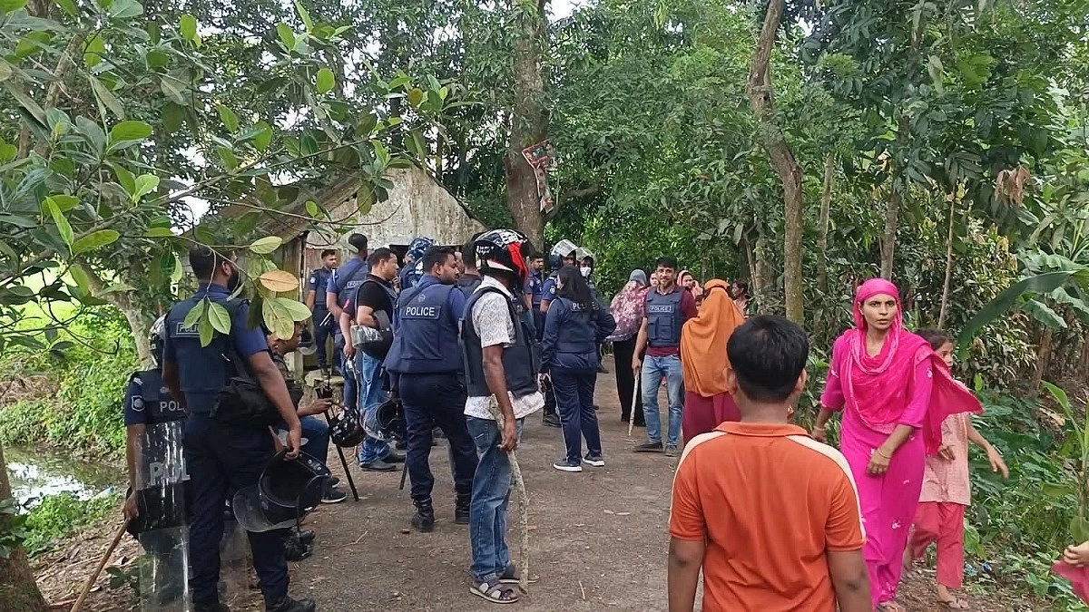 মাদারীপুরে দুইপক্ষের সংঘর্ষে আহত ১৫, পুলিশের গাড়ি ভাঙচুর