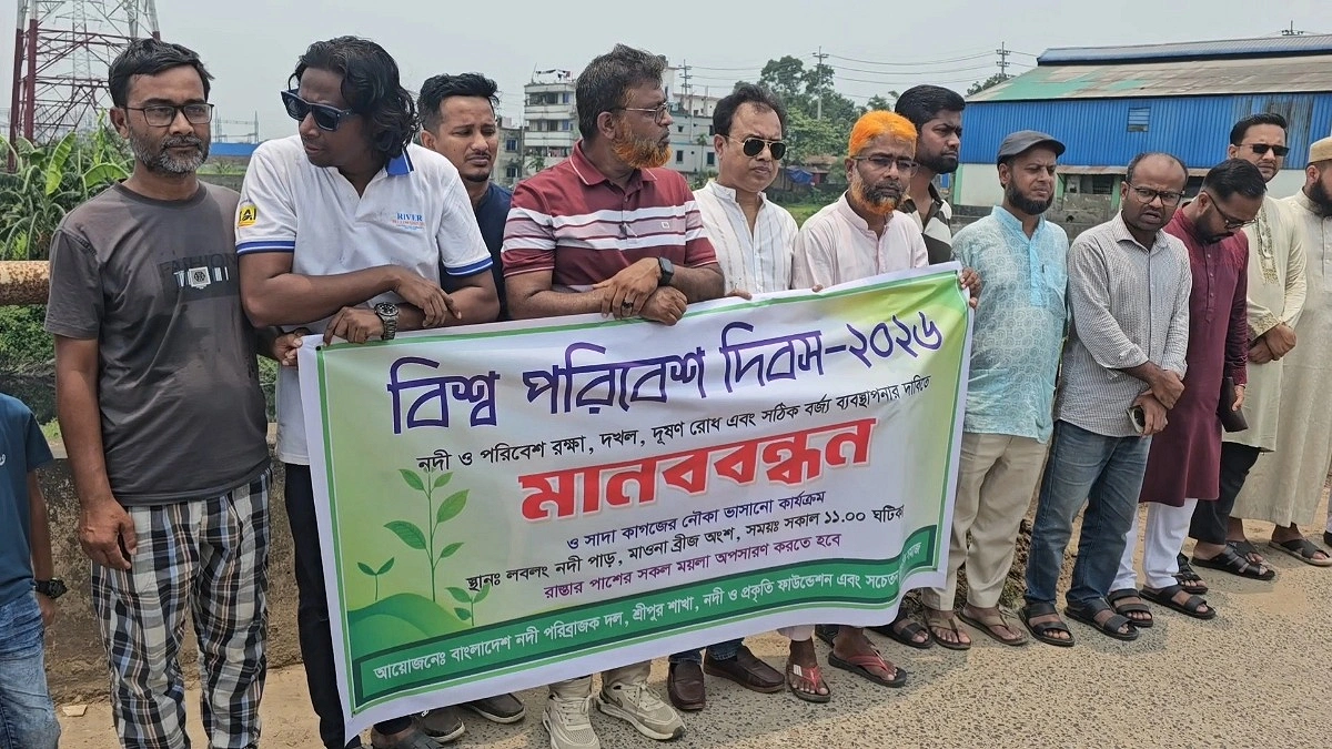 কাগজের নৌকা ভাসিয়ে প্রতিবাদ জানালেন পরিবেশকর্মীরা