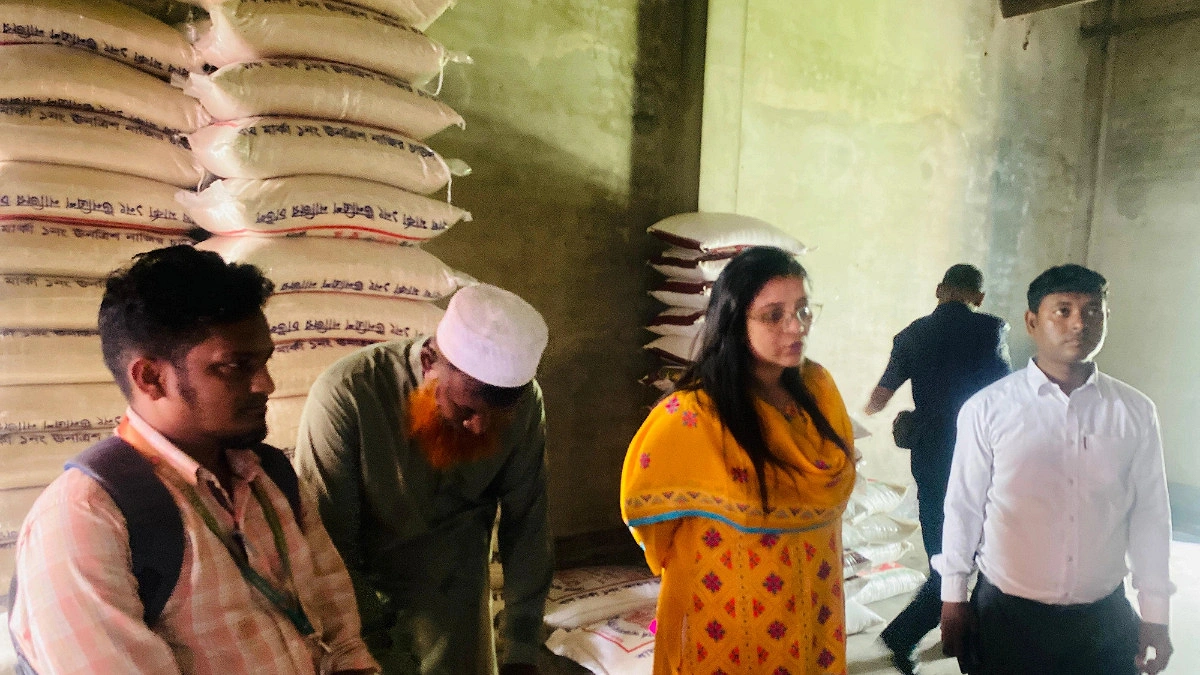 পাটজাত মোড়ক ব্যবহার না করায় দুই ব্যবসায়ীকে জরিমানা