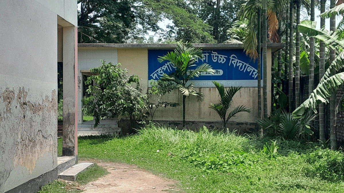 শিক্ষকের বিরুদ্ধে যৌন নিপীড়নের মামলা, ফাঁসানোর অভিযোগ পরিবারের