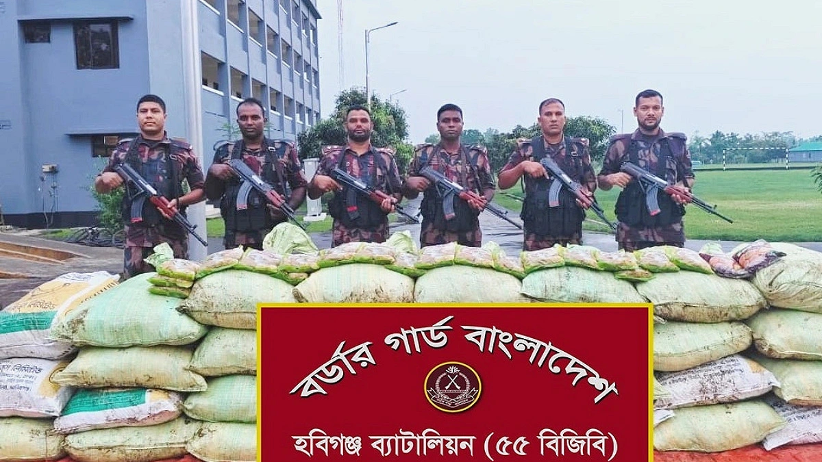 বালুভর্তি ড্রাম ট্রাকে লুকানো ১৮ লাখ টাকার ফুচকা