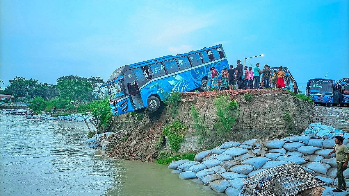 পাটুরিয়া ঘাটে নদীর পাড়ে ঝুলে পড়ল বাস, অল্পের জন্য রক্ষা