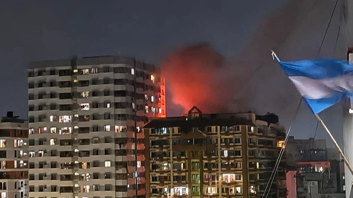 ছাদে আশ্রয় বাসিন্দাদের, আর্তনাদ
