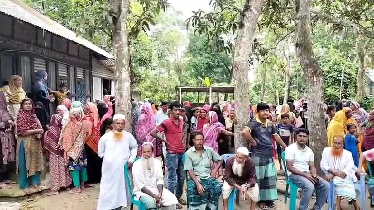 চুরি করতে গিয়ে বৃদ্ধাকে কুপিয়ে হত্যা