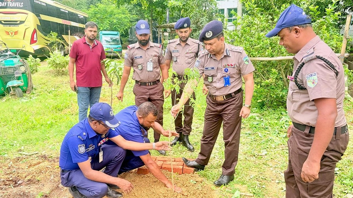 চকরিয়ায় থানার পরিত্যক্ত জায়গায় গাছ লাগালেন পুলিশ সুপার