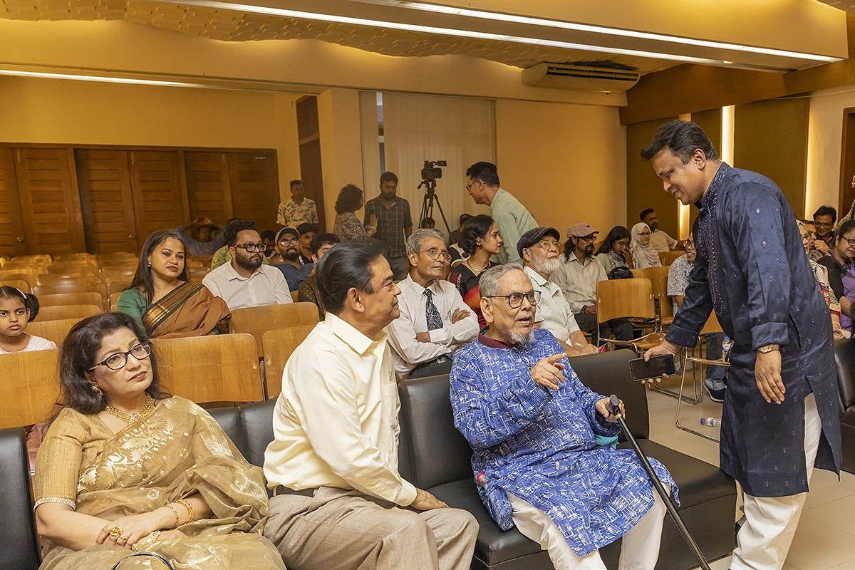 সাবেক আমলা ও কবি মোফাজ্জল করিম সহ অতিথিদের স্বাগত জানাচ্ছেন সম্পাদক মোস্তফা মামুন । ছবি: সাজ্জাদ হোসেন