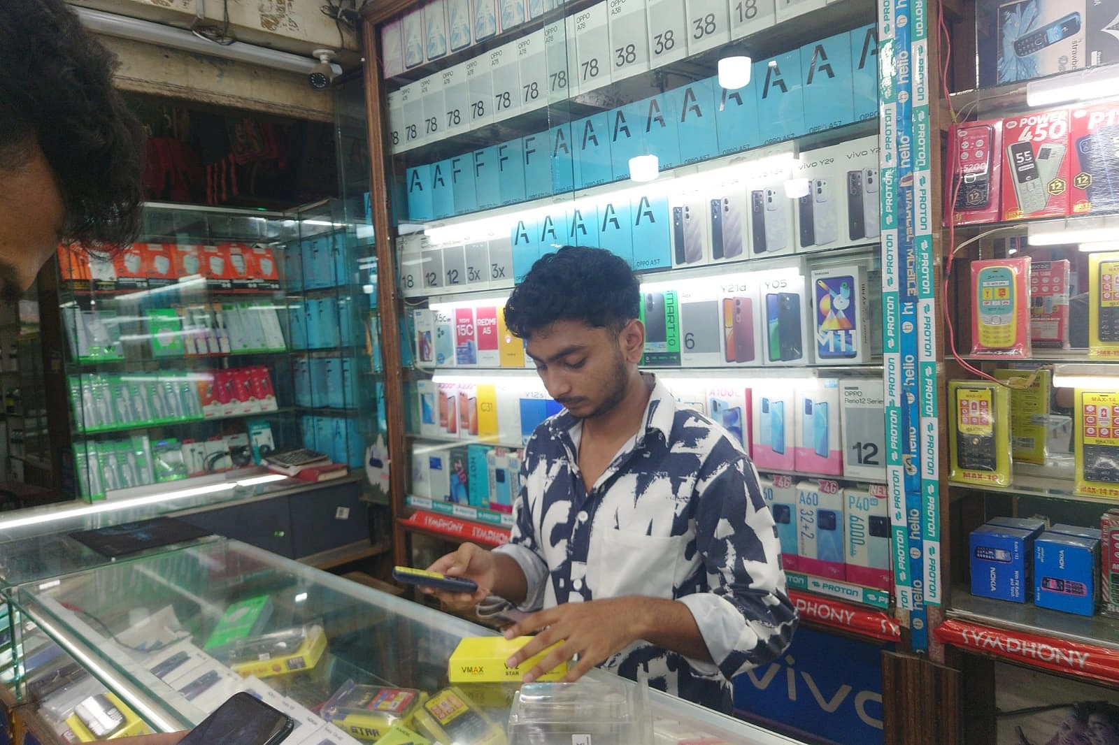 মোবাইল ফোন বিক্রেতা মোহাম্মদ ফয়সাল