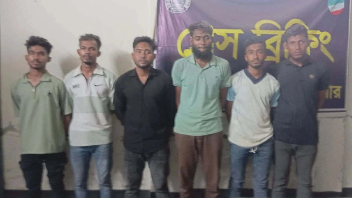 বিকেলে মিছিল, সন্ধ্যার আগেই গ্রেপ্তার