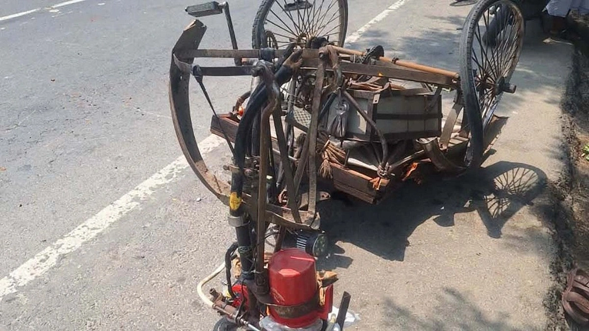 বাসচাপায় প্রাণ গেল ভ্যানচালকের