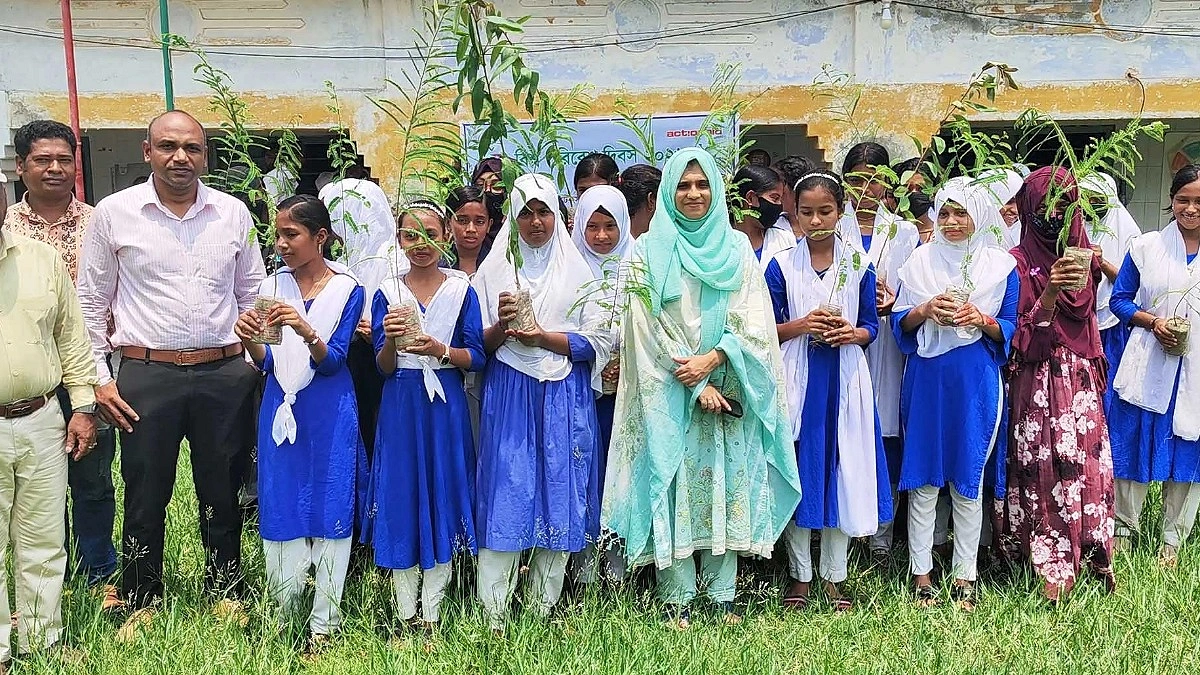 পরিবেশ সুরক্ষার বার্তা নিয়ে শিক্ষার্থীদের হাতে গাছের চারা