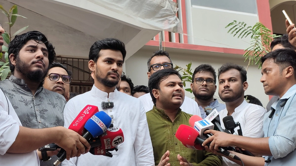 দুই সিটির প্রশাসক মেয়র হওয়ার যোগ্য নন