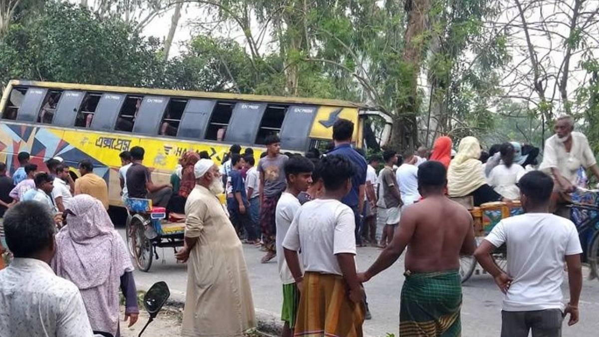 বেলকুচিতে বাসের চাপায় স্বামী-স্ত্রীসহ অটোভ্যানের ৩ যাত্রী নিহত