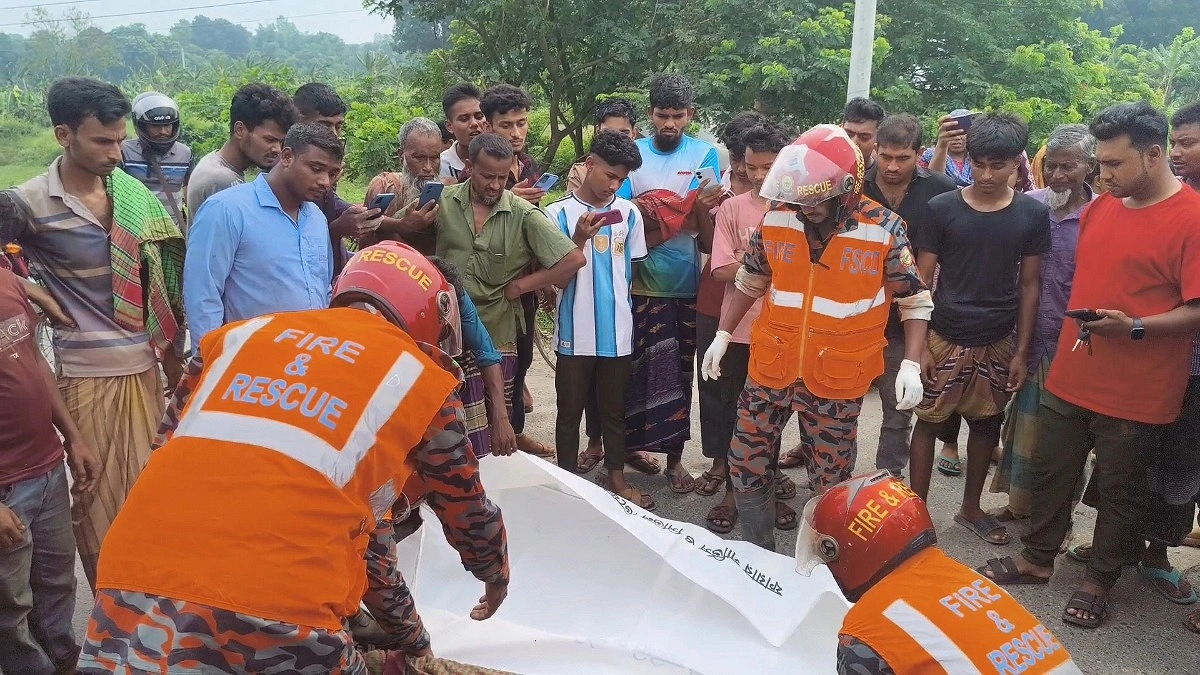 শৈলকূপায় বাসচাপায় প্রাণ গেল ট্রাক চালকের